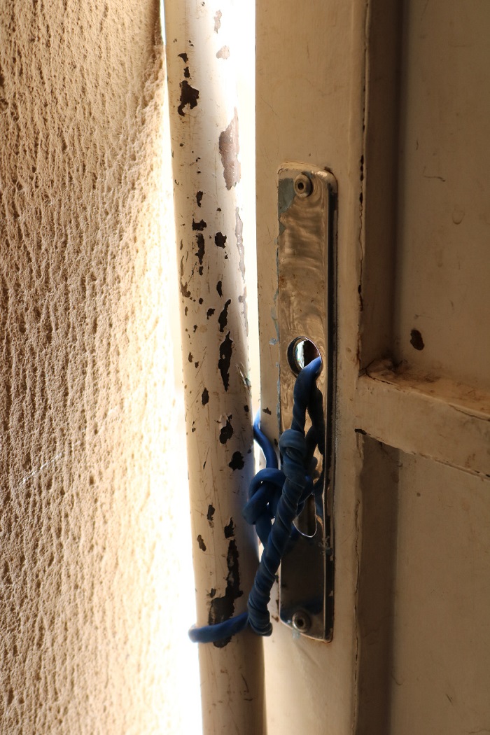 imagem de porta quebrada