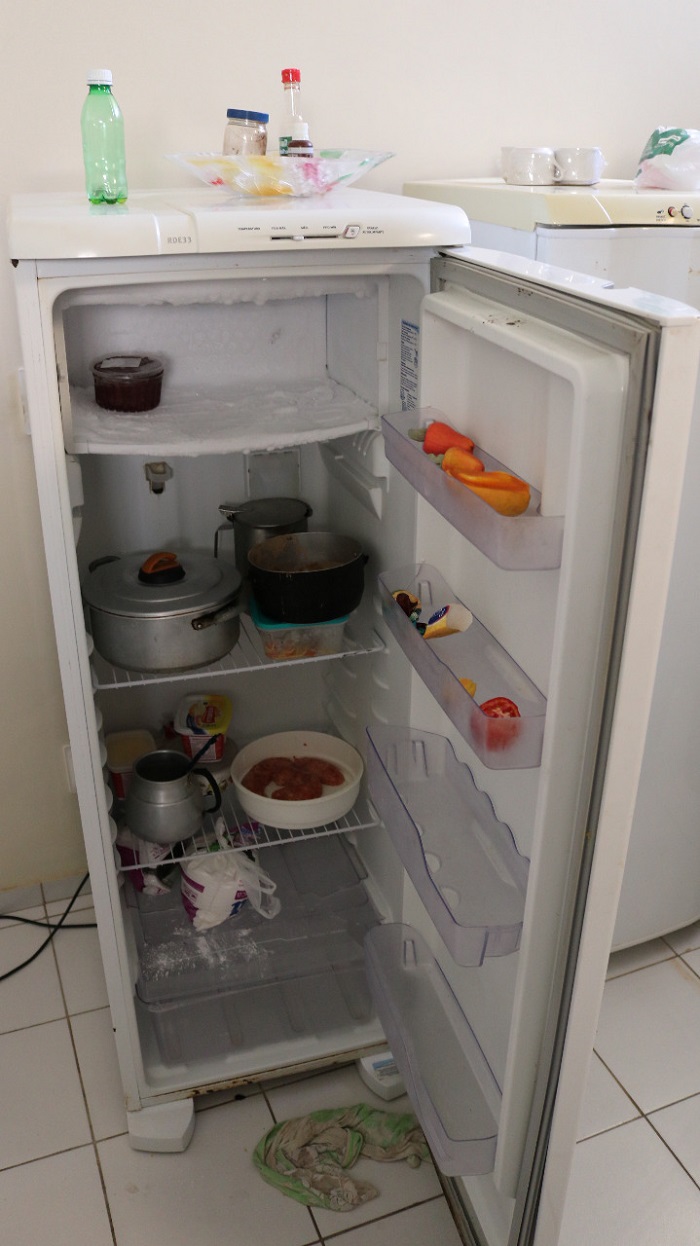 imagem de geladeira aberta