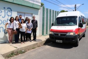 Pessoas de pé em frente ao CAPSi em Teresina