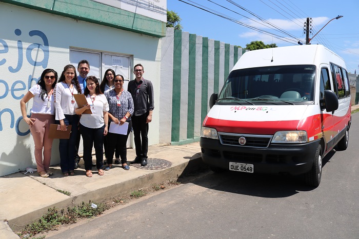 Pessoas de pé em frente ao CAPSi em Teresina