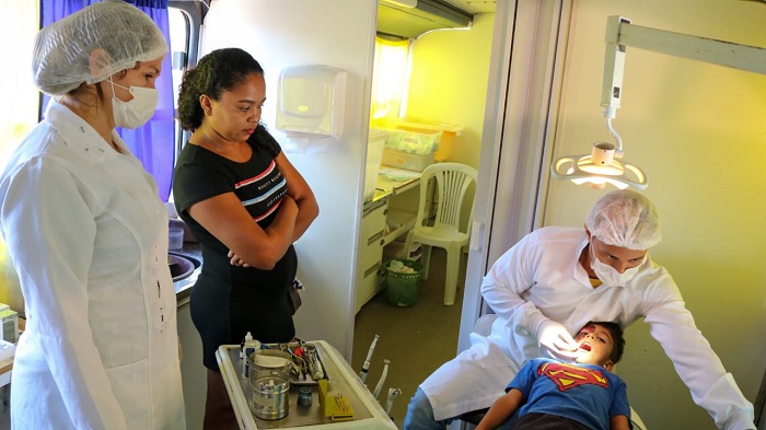 Pessoas sendo atendidas pelo dentista 