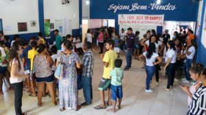 Pessoas de pé sorrindo