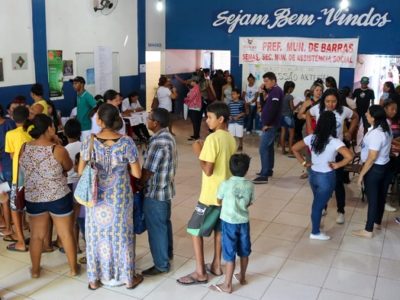 Pessoas de pé sorrindo