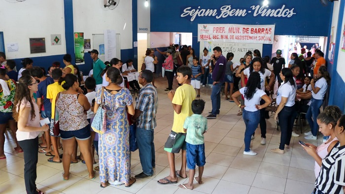 Pessoas de pé sorrindo