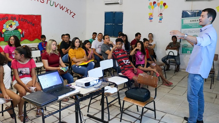 Pessoas sentadas assistindo palestra 