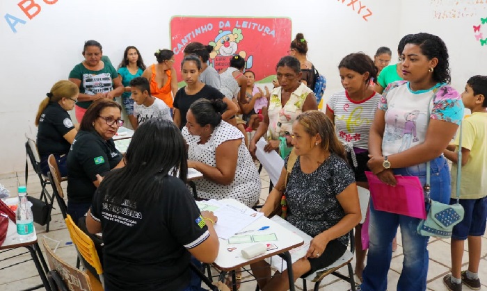 Pessoas sentadas enquanto emitem documentos 