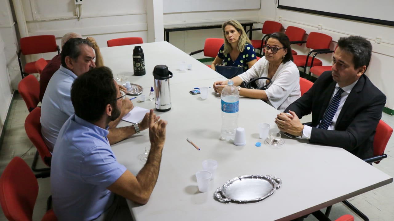 Pessoas de pé conversando 