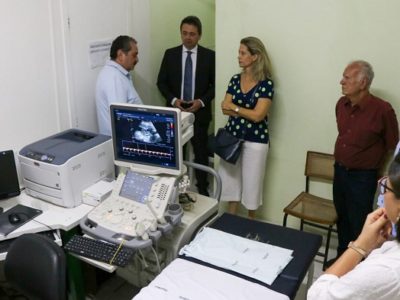 Pessoas de pé sonversando