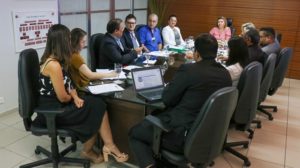Pessoas sentadas em volta de uma mesa