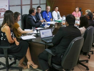 Pessoas sentadas em volta de uma mesa