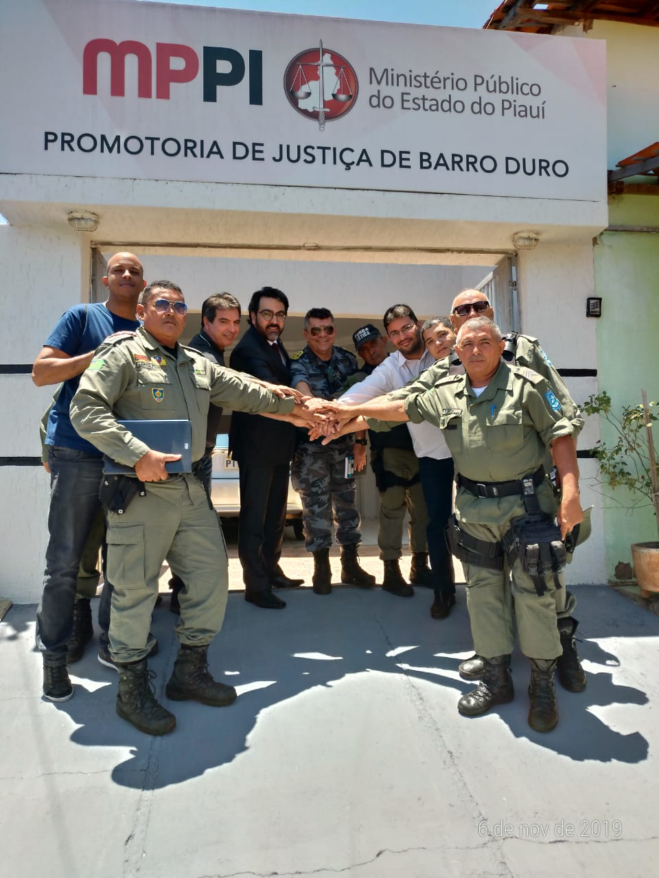 Promotor de Justiça e policiais na frente da sede da Promotoria de Justiça de Barro Duro