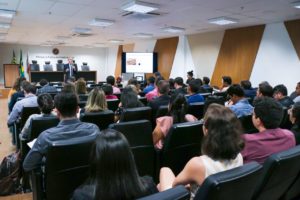 Pessoas sentadas em auditorio