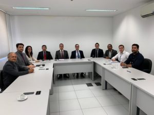 Pessoas sentadas em volta de uma mesa