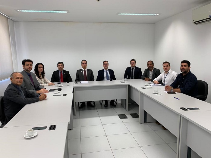 Pessoas sentadas em volta de uma mesa