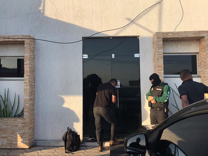 Pessoas na porta de um prédio 