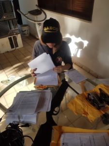 Mulher conferindo documentos