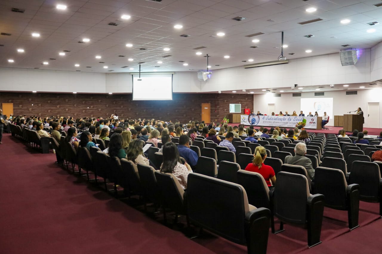 Pessoas sentadas em um auditório 