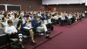 Pessoas sentadas em auditório