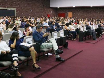 Pessoas sentadas em auditório