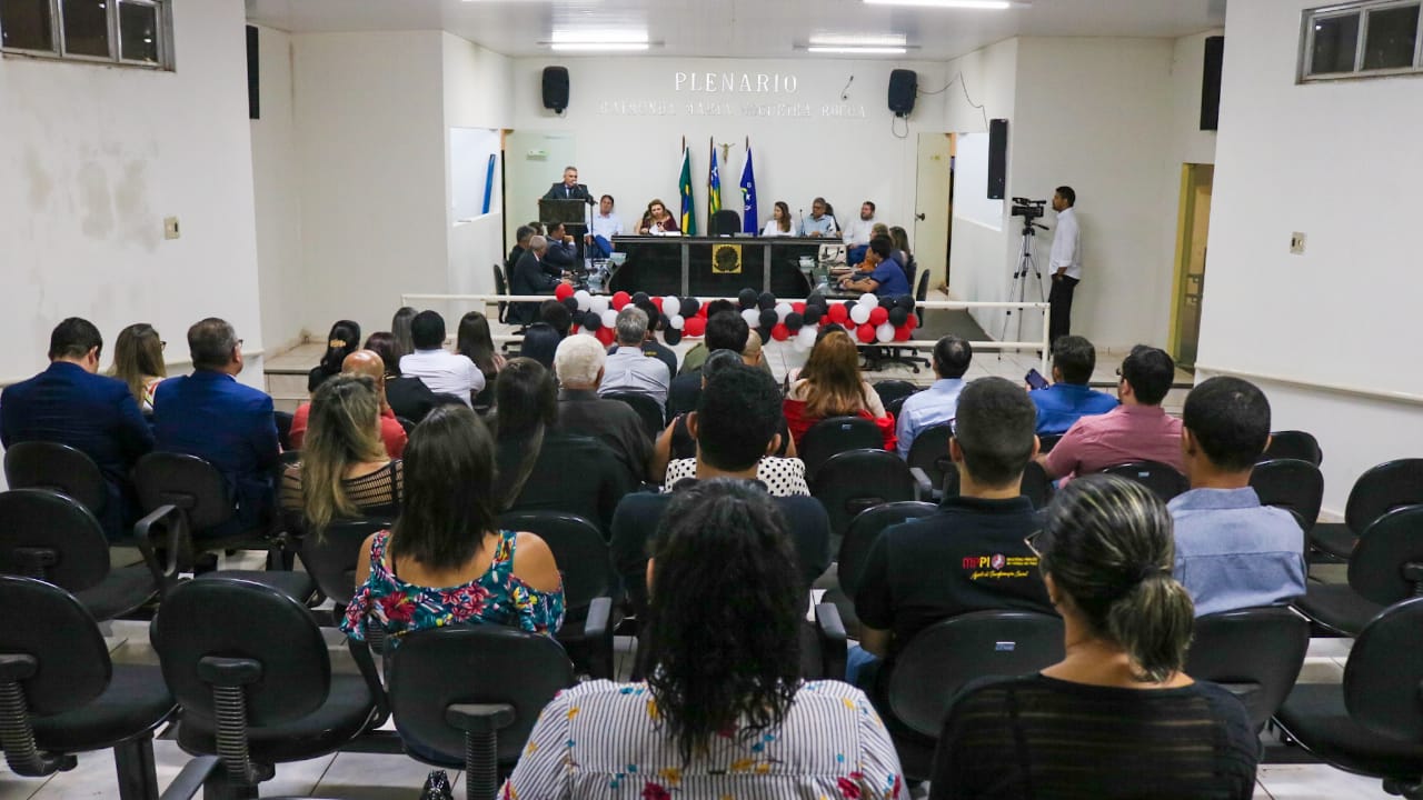 Pessoas sentadas em auditório 