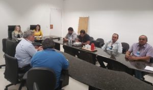 Pessoas sentadas em volta de uma mesa