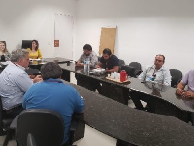Pessoas sentadas em volta de uma mesa