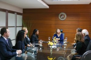 Pessoas sentadas em volta de uma mesa