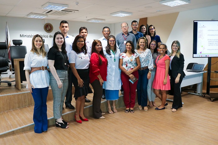 Pessoas de pé sorrindo