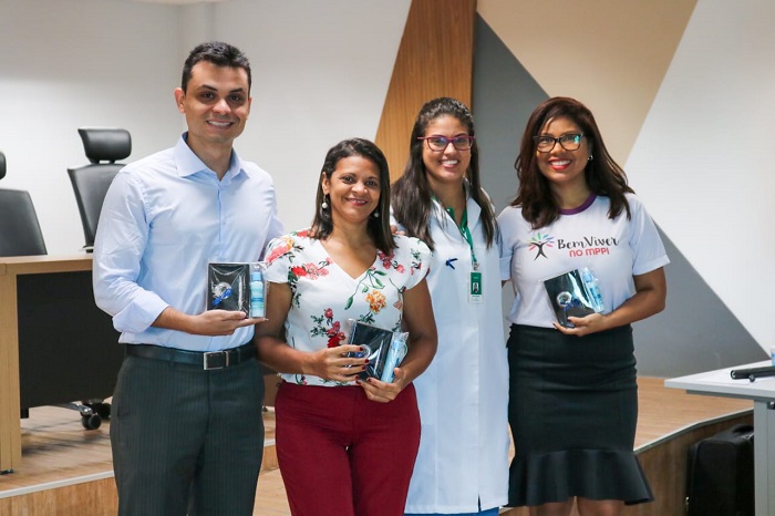 Pessoas de pé sorrindo 