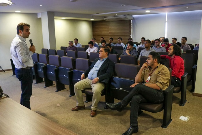 Pessoas sentadas em auditório 