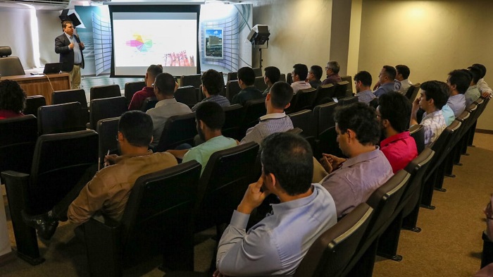 Pessoas sentadas em auditório 