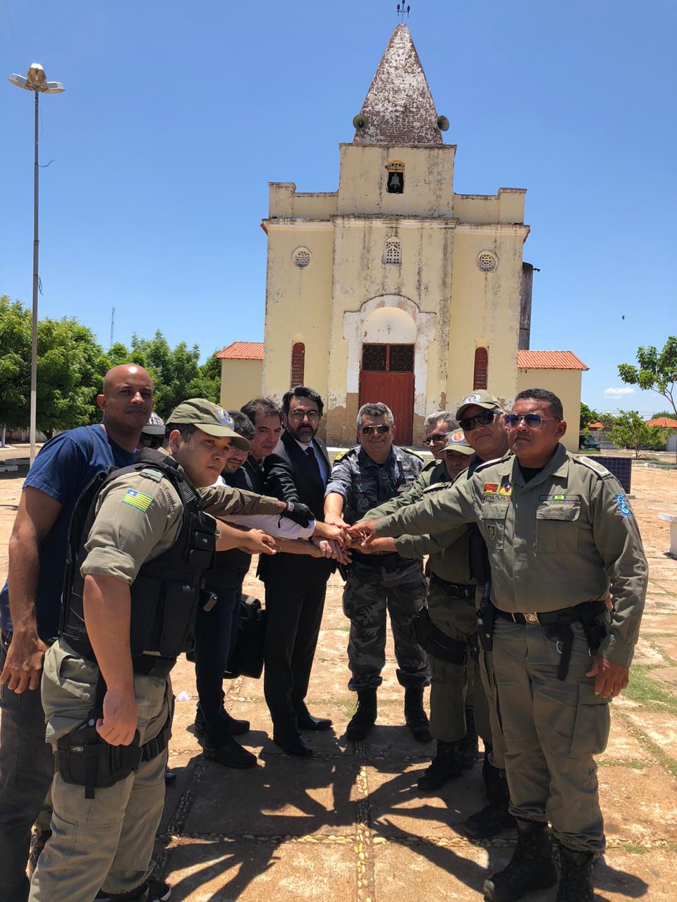Autoridades públicas dão as mãos em frente à praça magtriz de Barro Duro