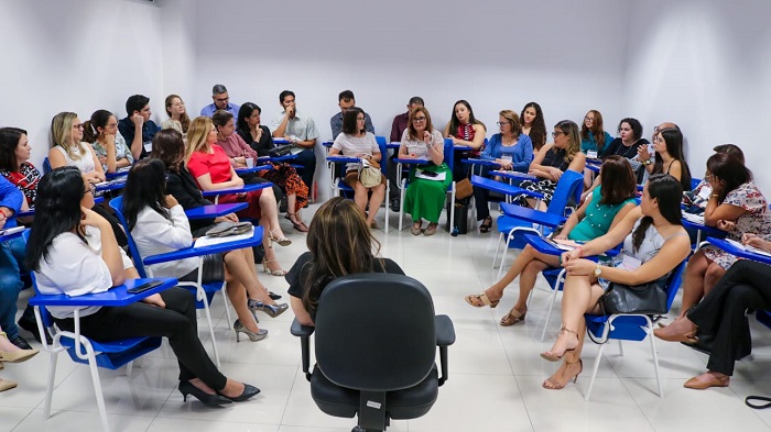 Pessoas sentadas em sala de aula 