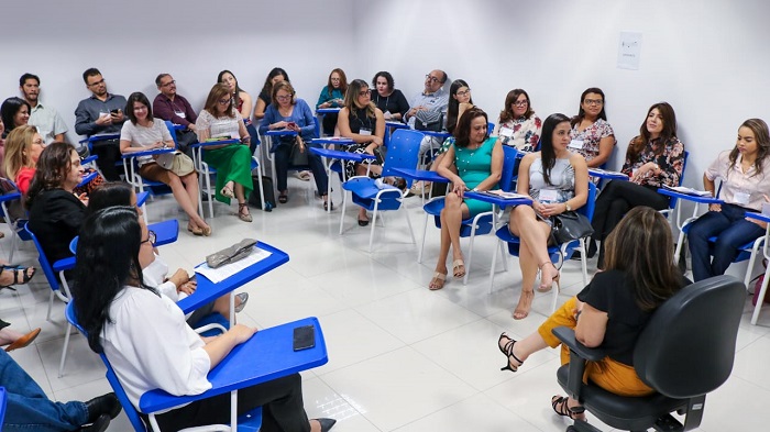 Pessoas sentadas em sala de aula 