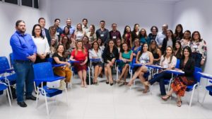 Pessoas de pé sorrindo