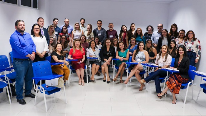 Pessoas de pé sorrindo