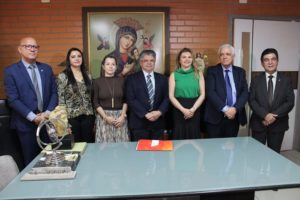 Pessoas reunidas em volta de uma mesa