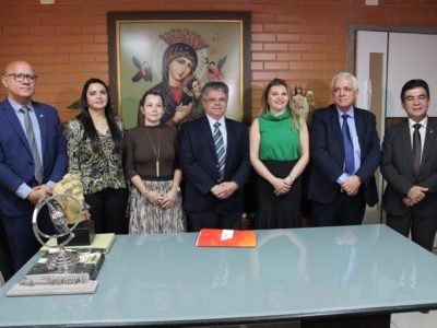 Pessoas reunidas em volta de uma mesa