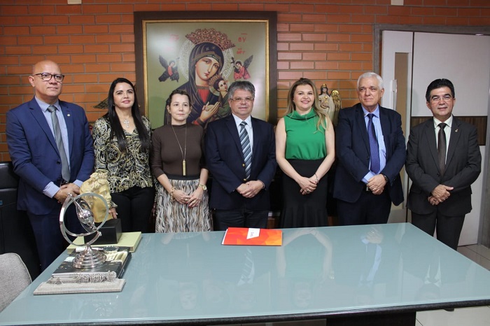 Pessoas reunidas em volta de uma mesa