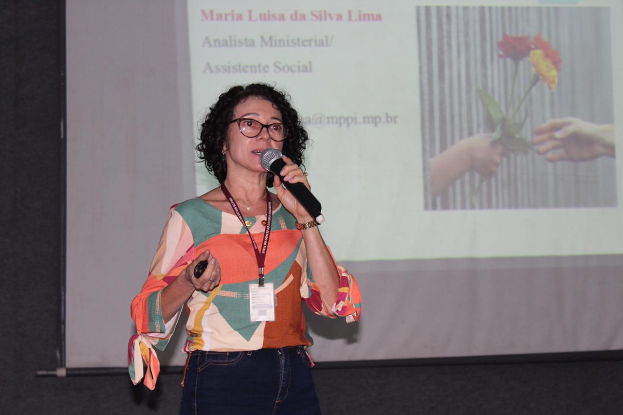 Mulher falando em pé