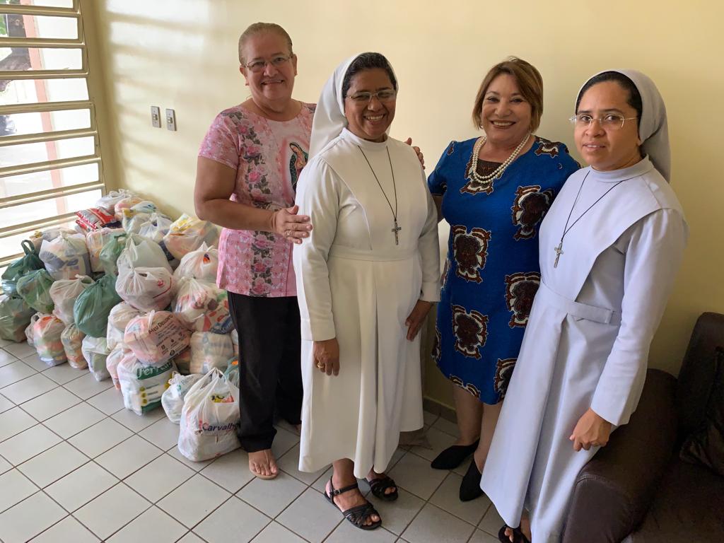 Pessoas reunidas em pé