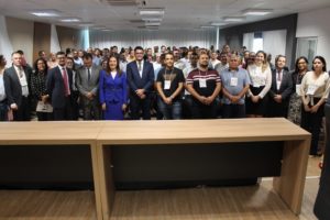 Pessoas reunidas posando para foto