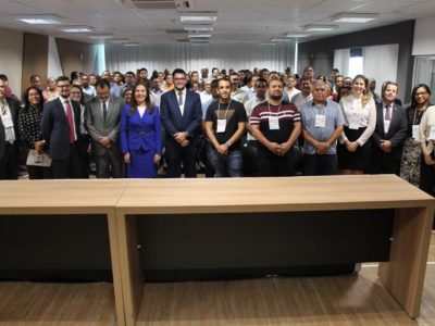 Pessoas reunidas posando para foto