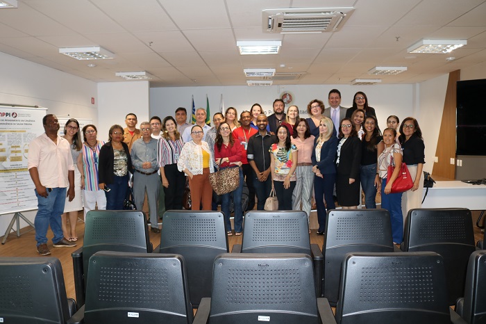 Grupo de pessoas posa para a foto