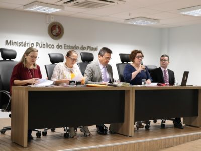 Pessoas sentadas atrás de uma bancada