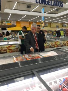 Equipe de fiscalização em supermercado