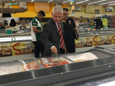 Equipe de fiscalização em supermercado