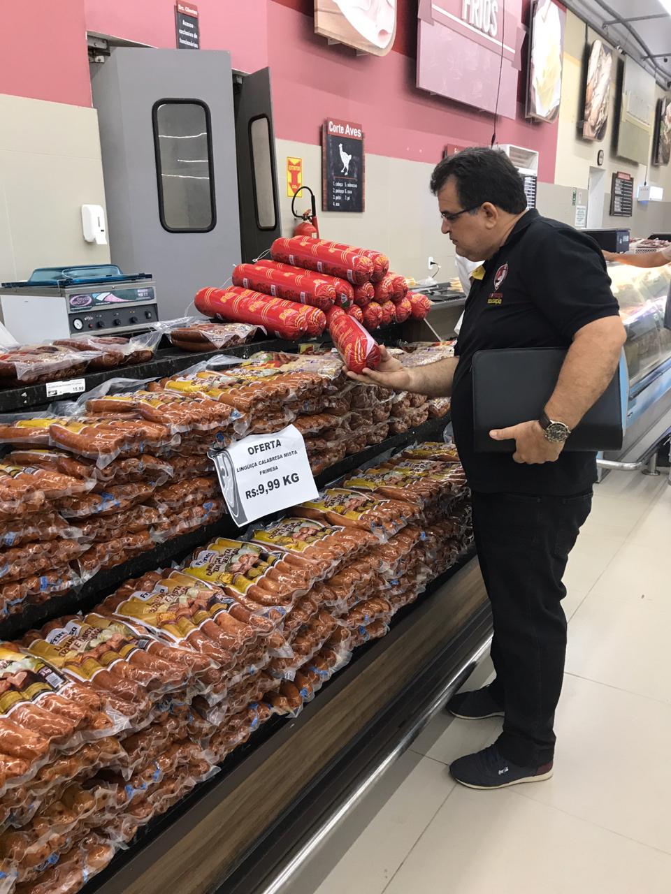 Equipe de fiscalização em supermercado