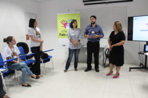 Pessoas reunidas em pé