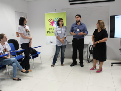 Pessoas reunidas em pé